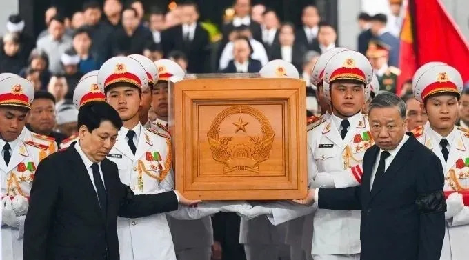 越为陈德良办葬礼。各地人们都去送别。











国家葬礼办得很大，来