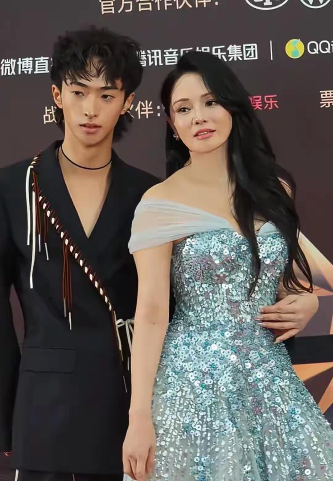 我有一个不同看法。
这两天连续刷到伊能静和她儿子恩利一起走秀，跳舞的视频。
基本