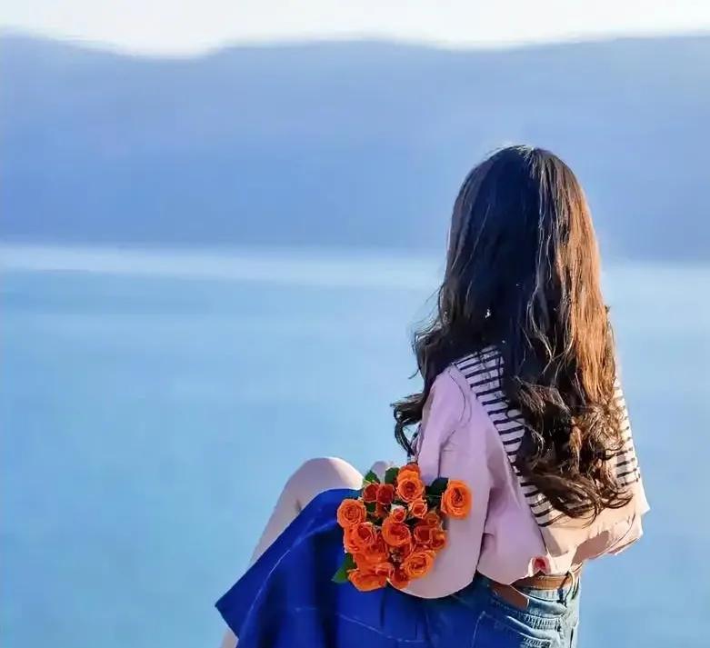 最近听了个事儿 ，关于结婚过日子的 ，好像挺有道理。
我一个发小他妈总抱怨她爸挣