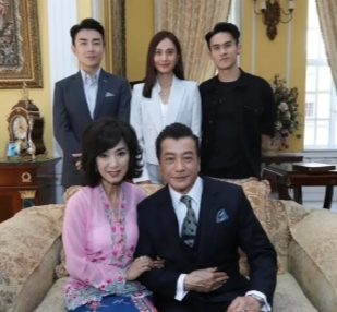  古典美人晚年，岁月痕迹难掩 
七八十年代的古典美人，如今也步入了晚年的行列。看