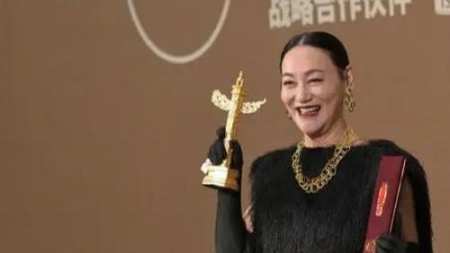 她睡过九龙城寨楼梯间，47岁三夺金像奖：惠英红的“不服输”才是真顶流