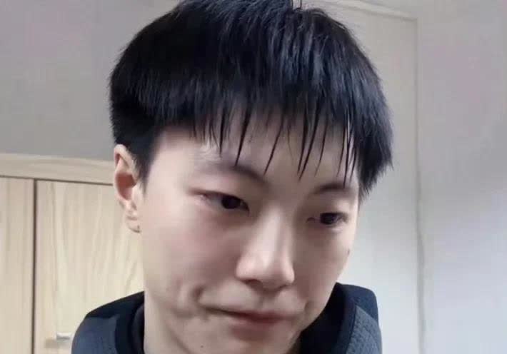 关于胡明轩，我要说两句！杜大帅季后赛让他首发，可能会削弱宏远的竞争力，我不是哗众