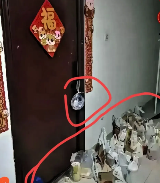 湖南长沙，昨天立秋，有一名外卖小哥到一个小区的居民楼送奶茶，刚到达顾客的门口，发