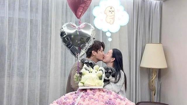 张檬挺孕肚庆生，老公小五送1229朵玫瑰，夫妻俩甜蜜恩爱惹人