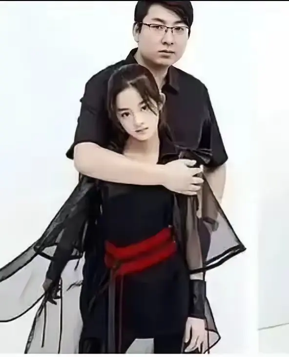 黄杨钿甜的爸爸又后悔了，应该梳个大背头，显老一点，就不会被人又扒出个大实锤！
​