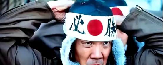 日本政客又搞事情？

在2025年8月10日晚上，数百名日本民众高举“反对战