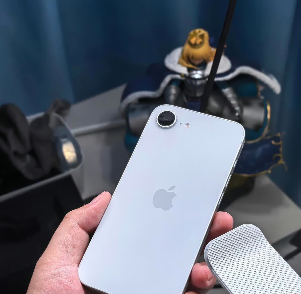 iPhone 16e的自研基带华强北攻克失败了，美版机器掉回两千块，我感觉挺香的