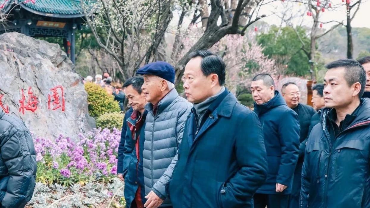 梅园回响：83岁荣智健，200元羽绒服下的家族情怀？时代在变，初心未改！