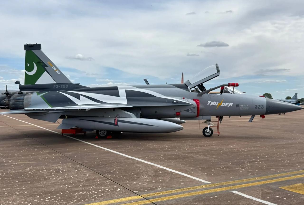 英国皇家空军现场大赞巴铁空军的JF-17出口版枭龙。
巴铁空军派遣了自己的枭龙战