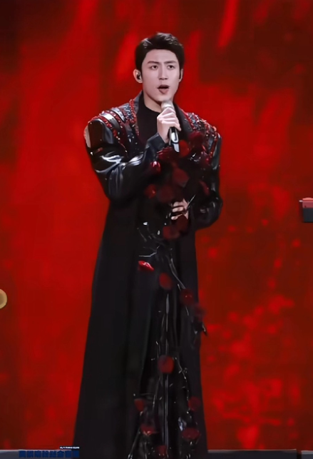 跨年那晚锁定湖南卫视真是太值了！黄景瑜一出场，直接把我帅晕。他一脱衣，荷尔蒙直接