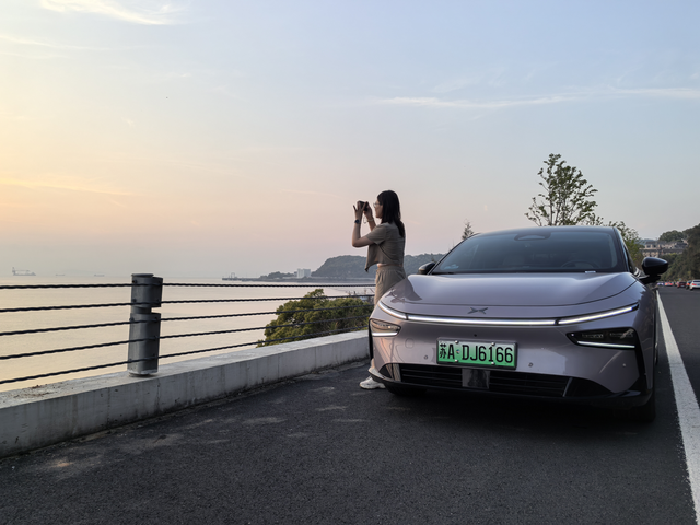 小鹏P7+在旅途中的光影瞬间
去海边看日落，停在沿海公路上时，因为太阳已经西下，