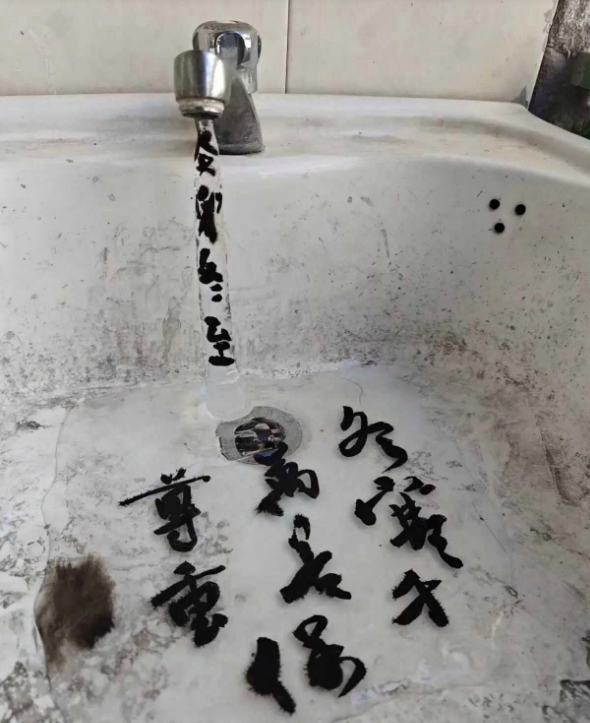 水龙头成精了，还是我眼花了...