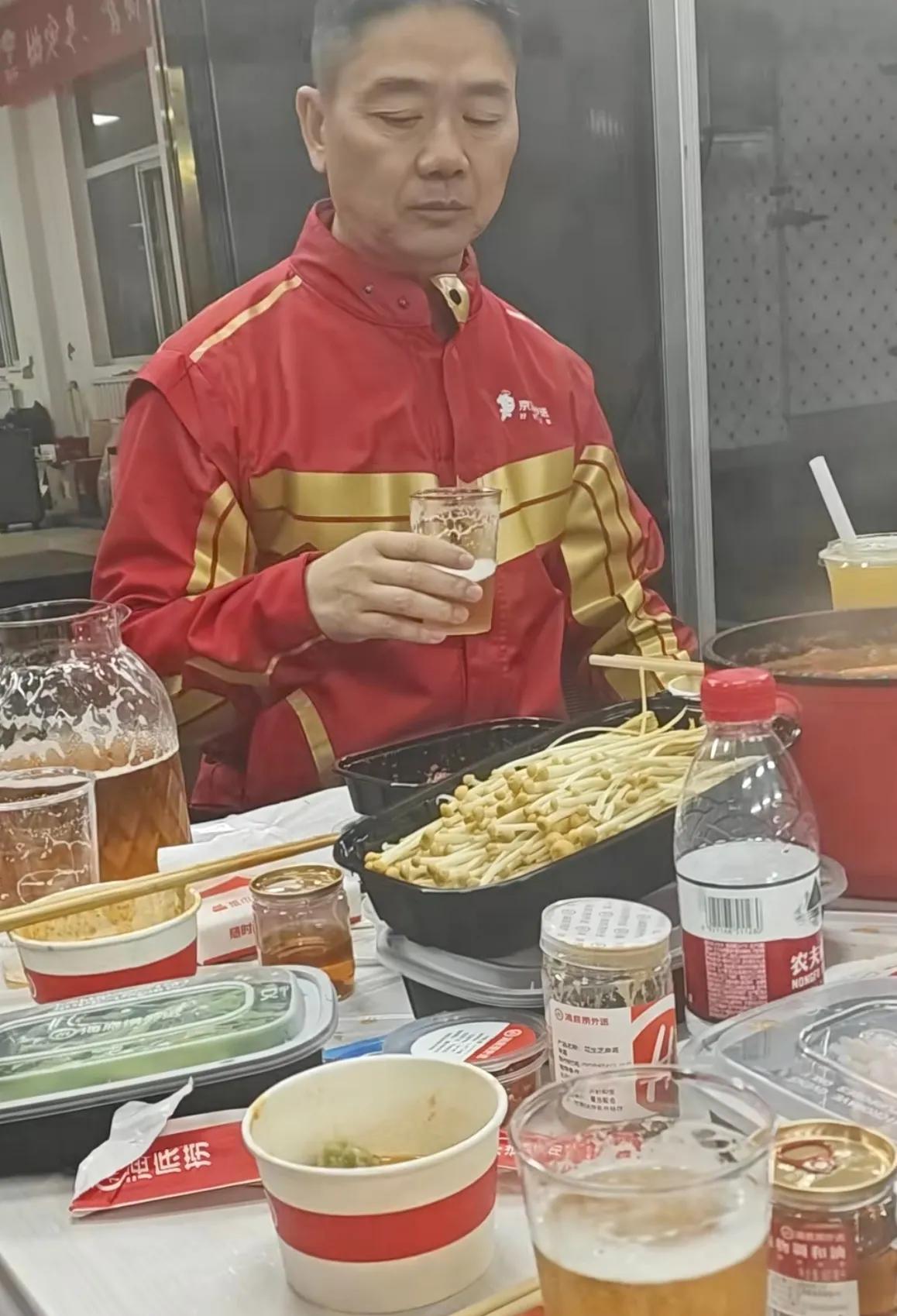 酒过三巡，刘强东也不装了，开始拿着酒杯讲自己的历史！
最有意思的还是讲，以前京东