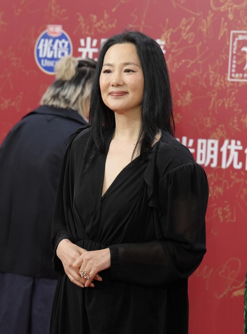 近日咏梅现身上海国际电影节，她这回穿了一件黑色的长裙，看起来年轻又漂亮。
咏梅这