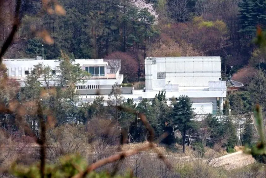 尹锡悦连枕头都不留给李在明

听说李在明总统临时入住的汉南洞官邸之前是尹锡悦夫妇