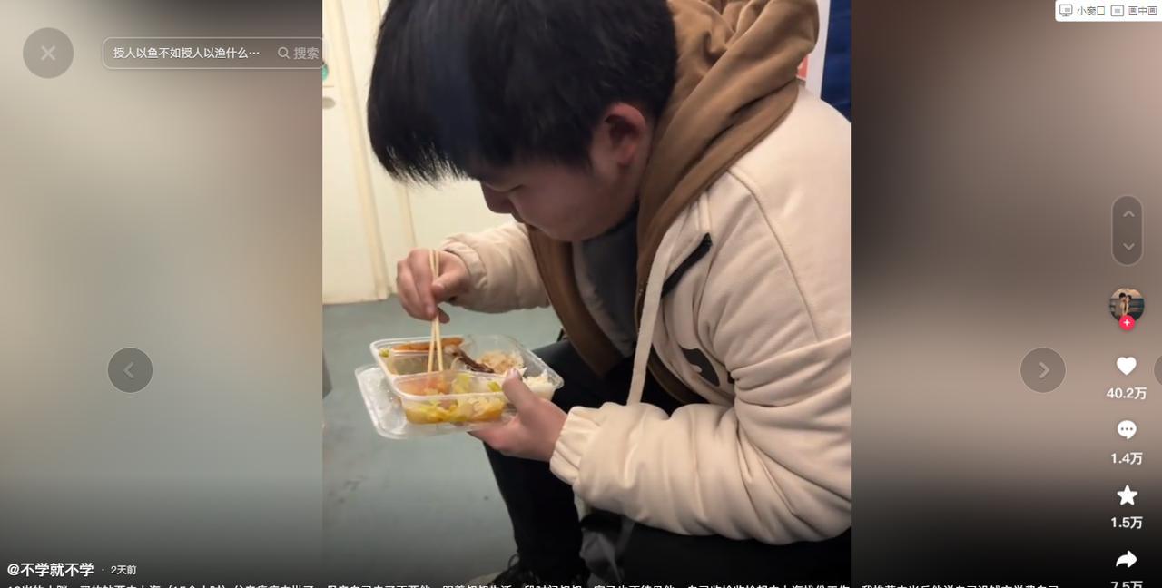 “看哭了！“父亲患癌去世，母亲丢下他一走了之，18岁男孩待在叔叔家也不受待见，他