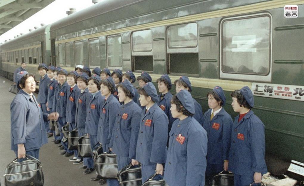 京沪间直达列车最早开行于1954年。  这标志着中国铁路运输迈入一个新的时代，尽