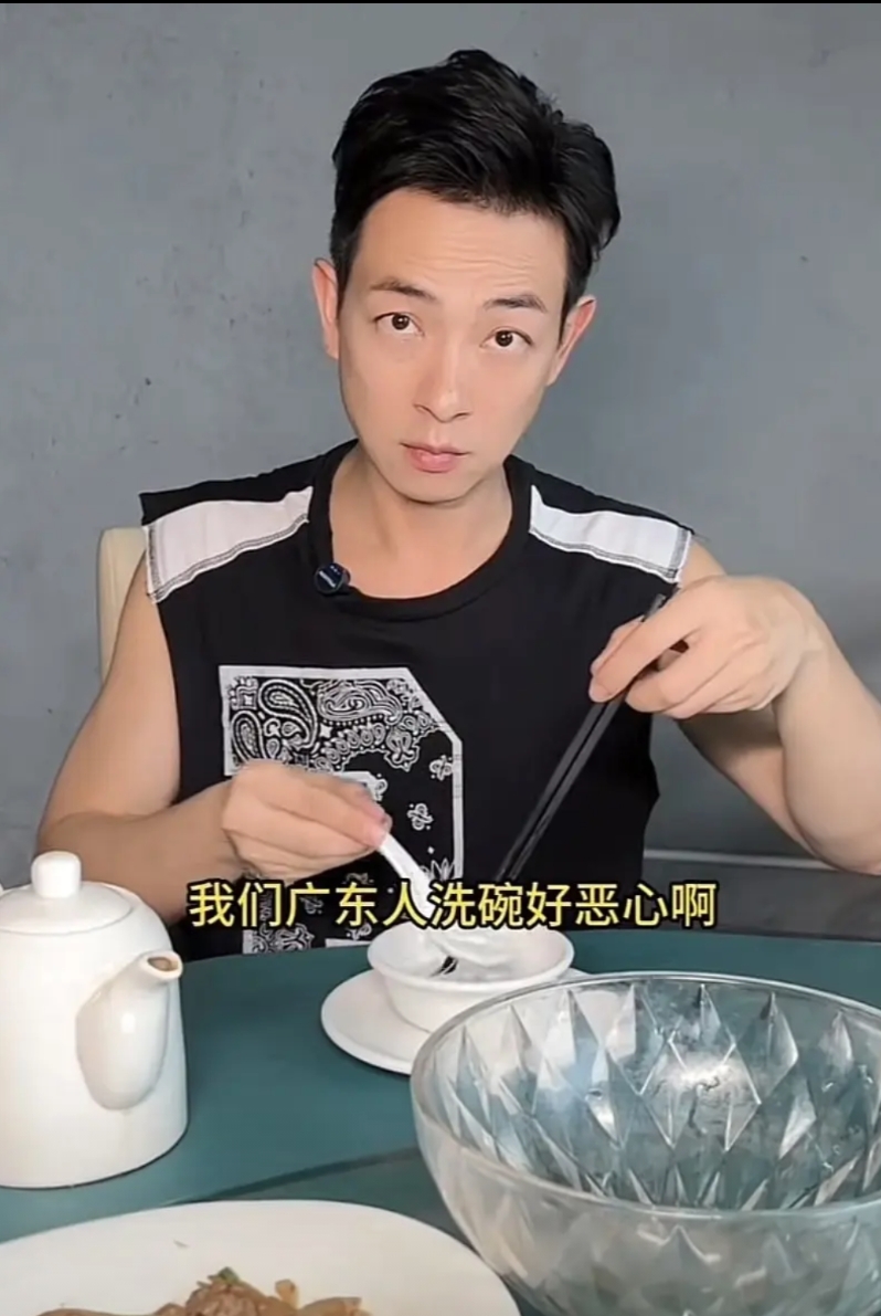香港演员梁竞辉为广东“烫碗文化”发声：（那位教授）孤陋寡闻，何必管他！

十多年