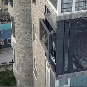 这个设计可真够刺激的！恐高的人站上去，估计腿都得软，根本不敢往下看。不过话说回来