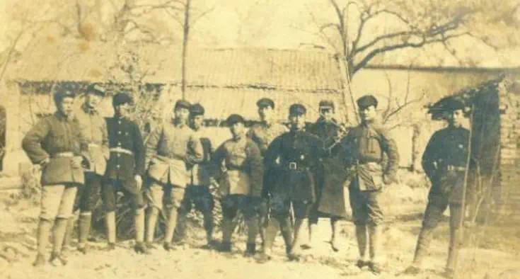 1936年，红1军团司令部第2科（侦察科）科长刘忠（左一）在西安三原东里堡与骑兵