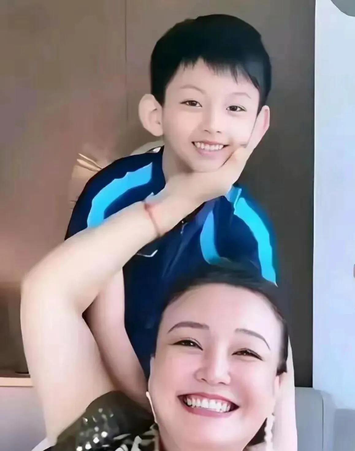 要说这老太太张兰最近可真是乐开花了！ 谁能想到啊，盼了这么多年的大孙子，真真儿就