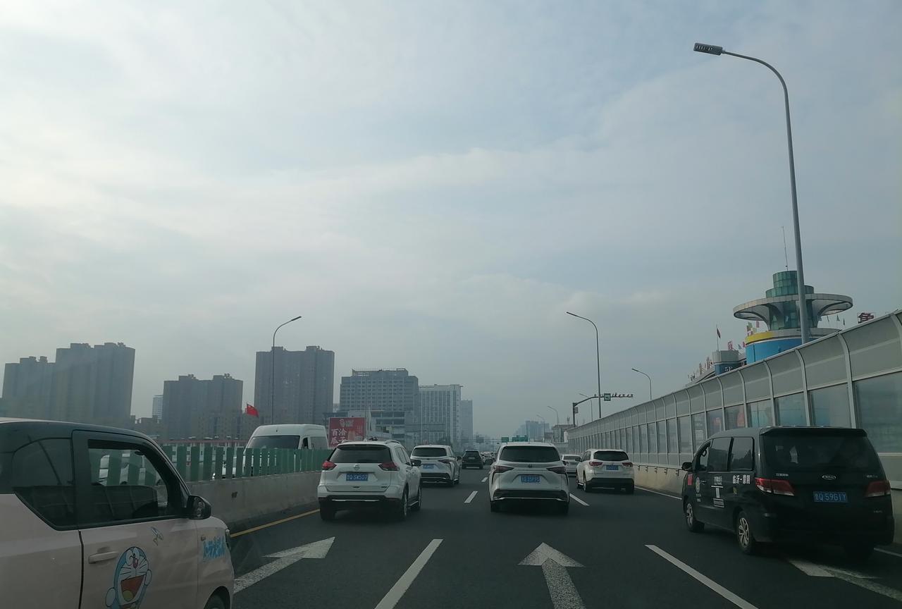 大家有没有发现车的亮度感应灯？这一段时间一直亮着，白天也亮着，不知道怎么回事儿？