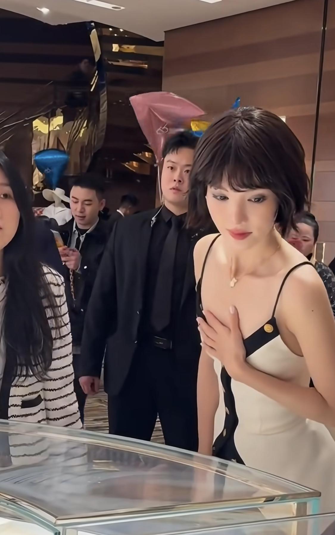 《凡人修仙传》女主金晨这颜值，还有吐槽她颜值的。参加活动造型好美，像洋娃娃。
金
