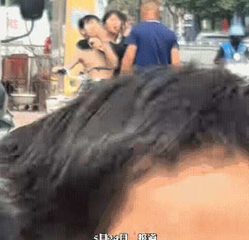 这女友真不错，俗话说家有贤妻夫祸少！男子在街上与别人发生争执，女孩没有添油加醋而