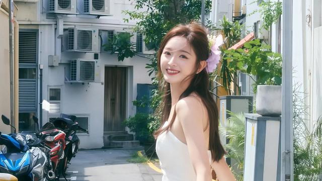 吴宣仪一袭白色抹胸短裙，仿佛是夏日里的纯白仙女
