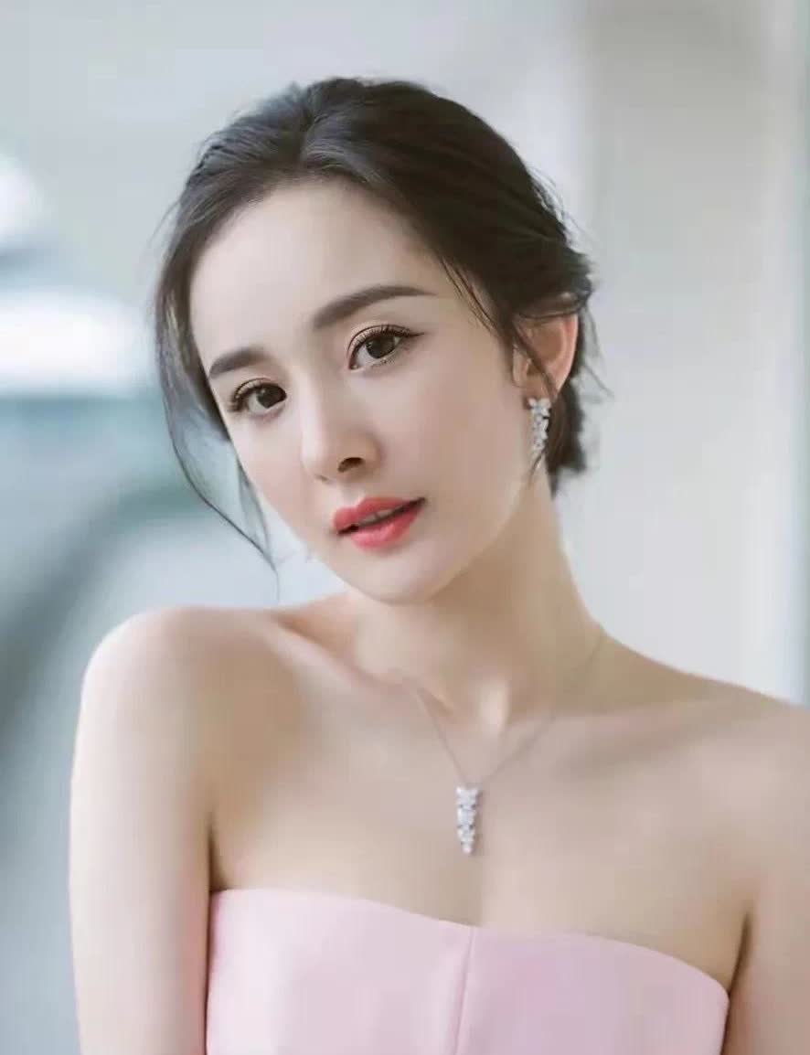 《生万物》美女：
1、杨幂，饰演宁绣绣，39岁，167cm，北京电影学院；
