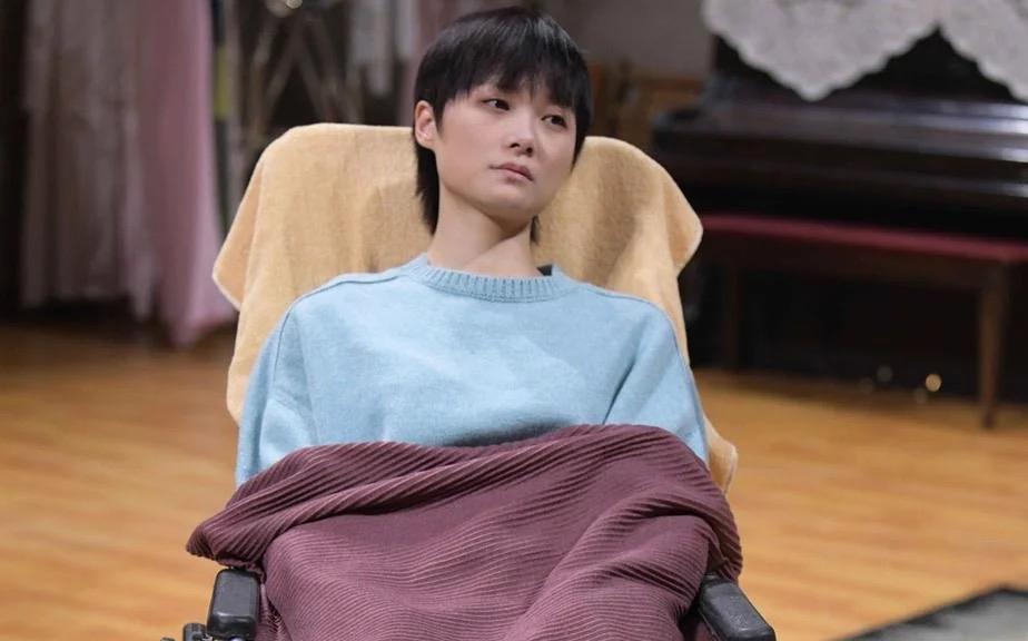 身价上亿的李宇春，39岁却患上强直性脊柱炎这种“不死癌症”，再耀眼的财富光环也难
