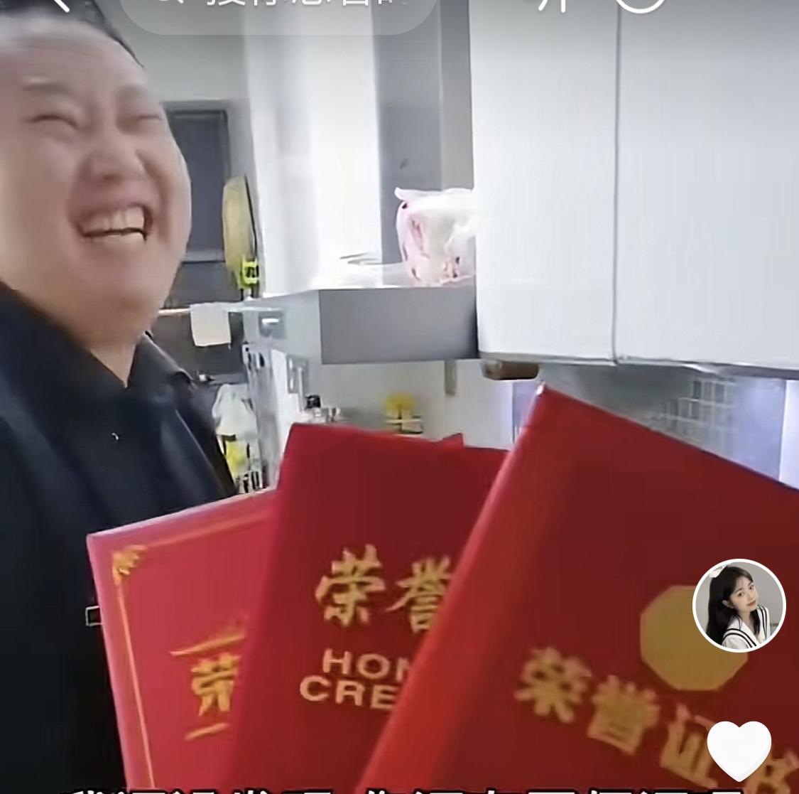 结婚八年，厨房里的烟火气总与丈夫无关。妻子包揽一日三餐，从无怨言，只当丈夫不通厨
