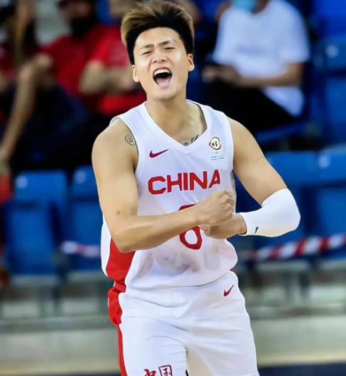 你心中现役的中国男篮五虎都是谁

控卫:赵睿身高1.95米，体重95公斤，典型的
