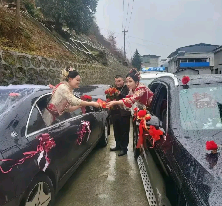 塞车的过程中，两辆婚车正好停在同一个位置。