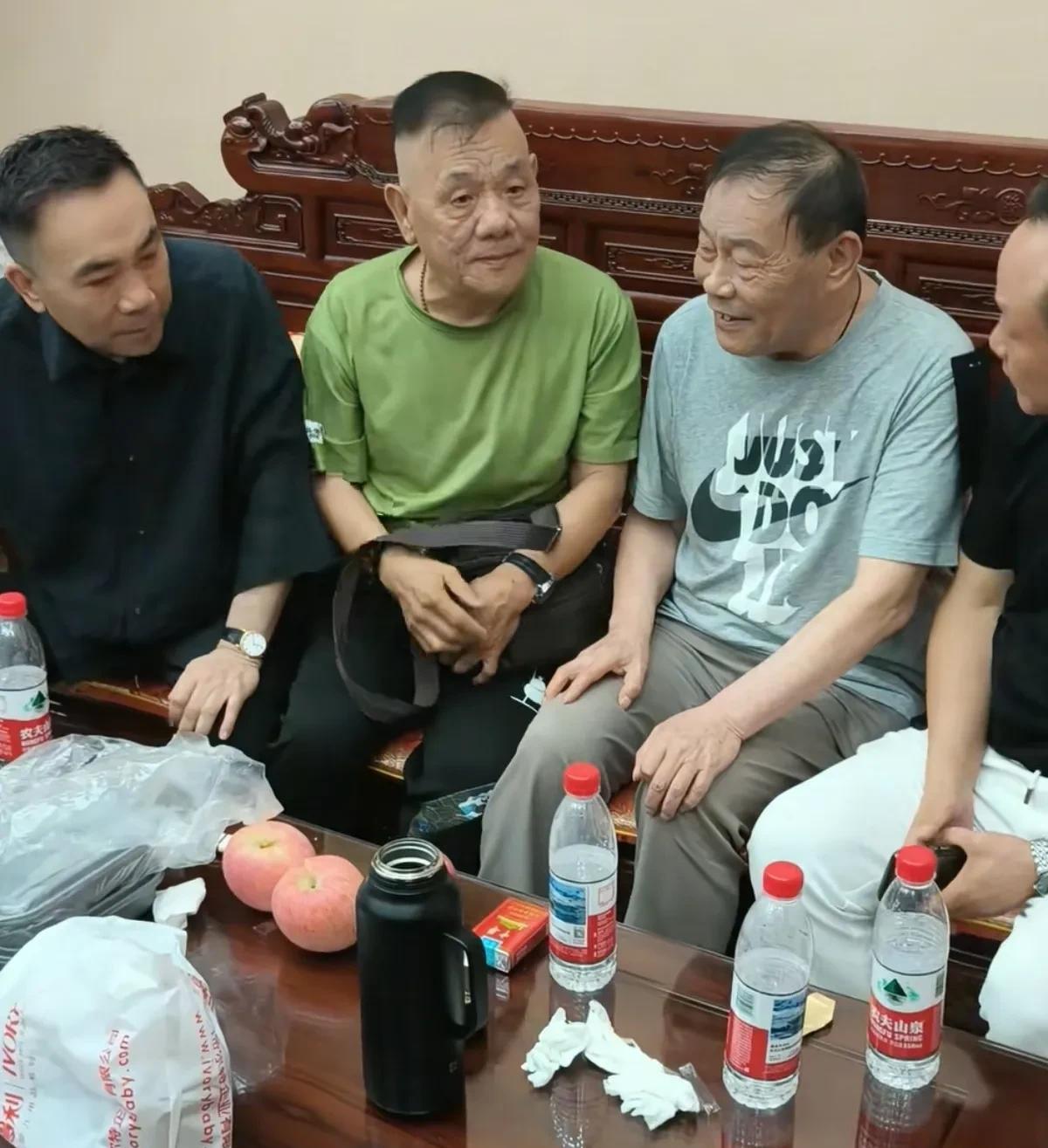 #相声界恩怨情仇# 杨议前搭档杨进明，吊唁义父杨少华先生。
杨进明，作为一个相声