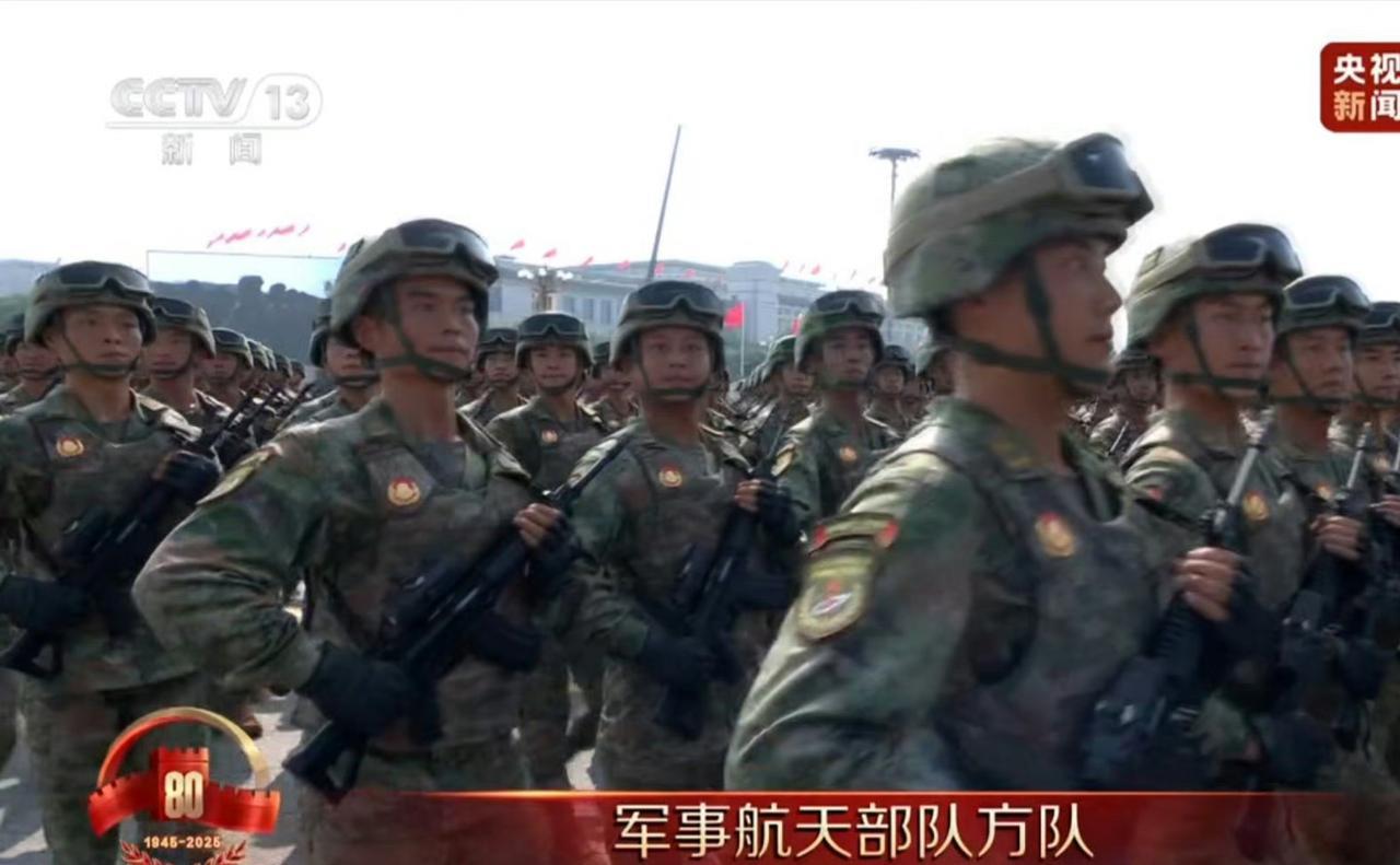[中国赞]预料到了阅兵会有新装备，也预料到了军威会很雄壮，只是没想到的是，竟然亮