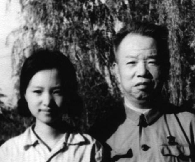 [太阳]1971年，开国大将王树声到部队看望女儿，却被警卫兵蛮横拦下，请您排队等