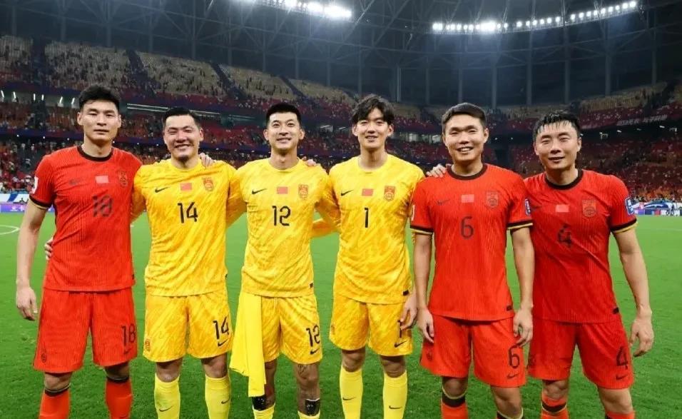 备战2030世界杯，国足主力阵容大胆预测：门将韩佳琦，后卫朱辰杰领衔。



展