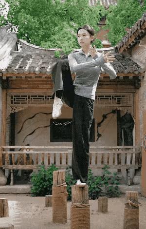 视频中的这位美女，冬练三九，夏练三伏，十年磨一剑，功夫不负有心人，如今终成正果。