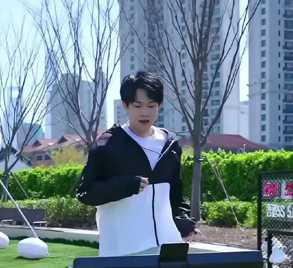 头哥这个发型，这套衣服穿起来，真的好帅呀！

相比起露出额头的发型来，这个发