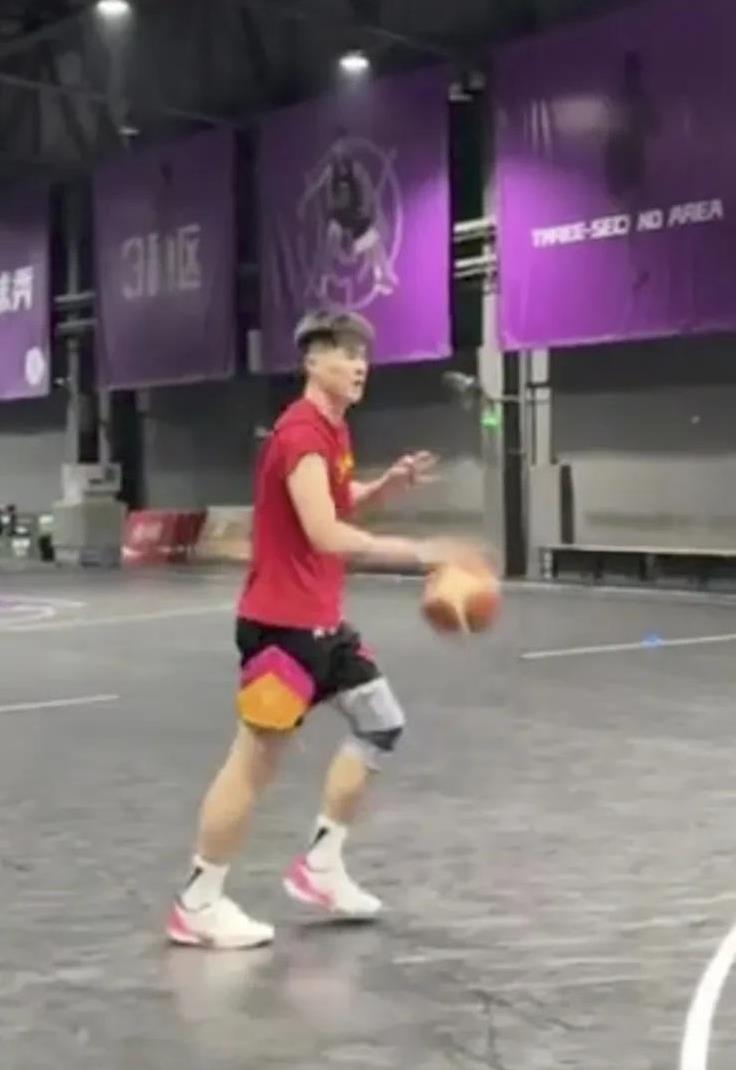 广东宏远小将陈家政刻苦训练，今夏将升上广东一队。
陈家政是原青岛67中球员，去年
