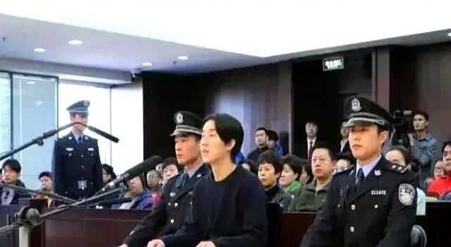 成龙被称为国际巨星，在世界影坛取得很大的成就，但是他有3点做的不妥之处。


