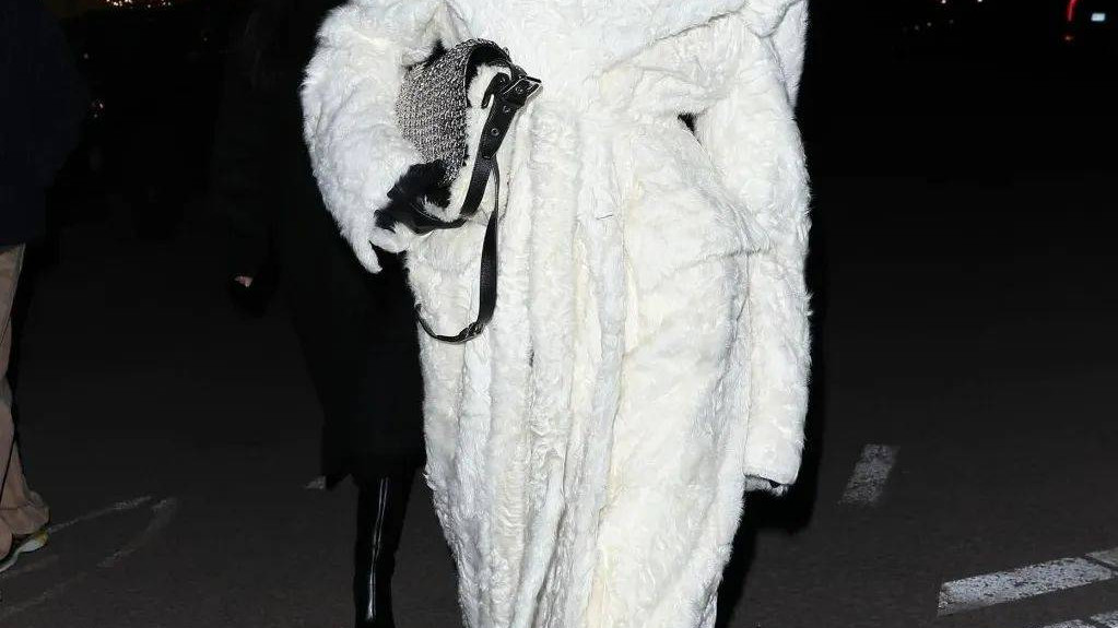 天冷了，穿聚酯纤维的我又要被电了