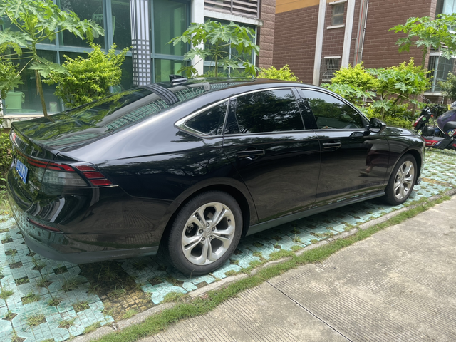 停完车忍不住拍两张
回家之后停完车，忍不住拍两张，甚是喜欢，还是喜欢雅阁的造型