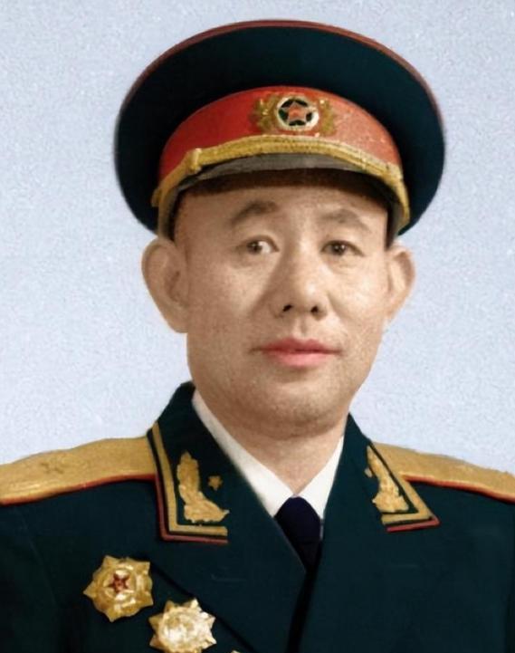 1951年，一群志愿军在撤退时，猛然发现眼前狭隘的山谷中，竟出现了成千上万个美军