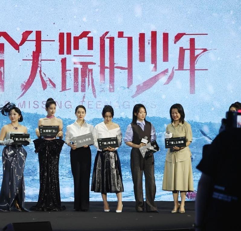 最近闫妮和秦海璐还有左小青一起在上海出席时尚活动，几位搭配的都很有魅力。
闫妮里
