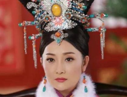 公元528年，胡太后把1杯毒酒，端到19岁的儿子面前，冷冷地逼迫：陛下，把它喝下