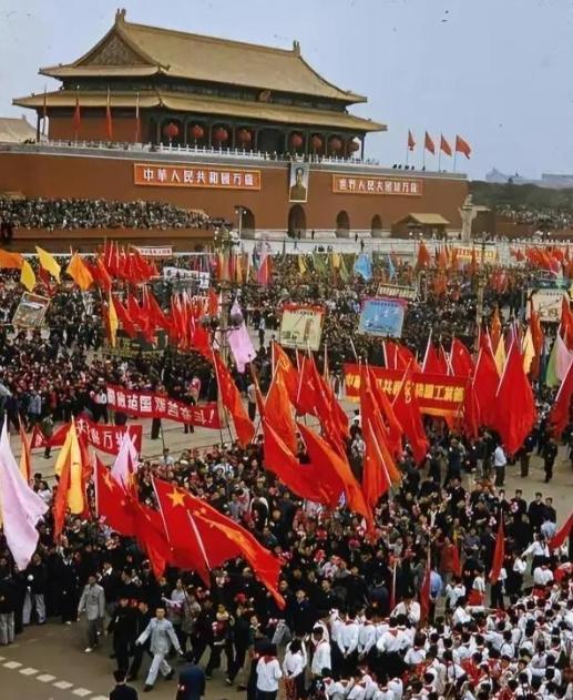 毛主席留下的是五千亿斤粮食，五百万吨棉花，二十多亿美元，六百多吨黄金，还有两万多