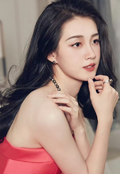 郭宇欣红色抹胸礼服，短剧演员的未来越来越光明！