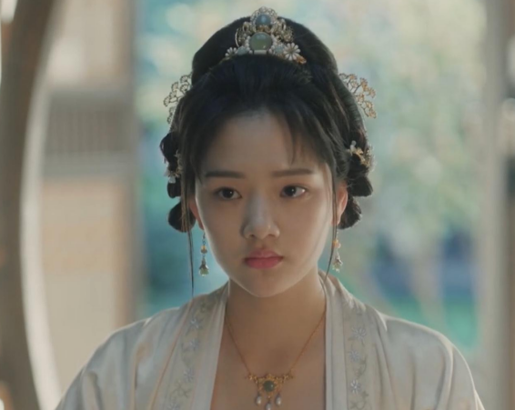 1070年，福康公主奄奄一息地躺在病床之上，被子上爬满虱子，驸马李玮见状笑着说道